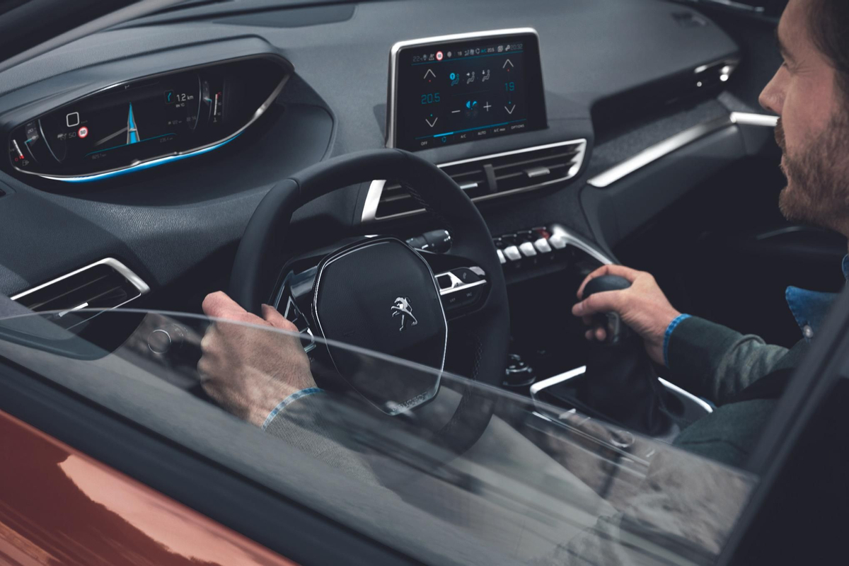 Al volante de un SUV 3008