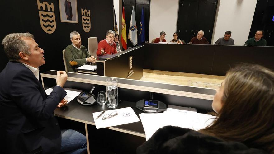 Rafa Domínguez se dirige a la bancada socialista mientras Lores media en la discusión. | G. Santos