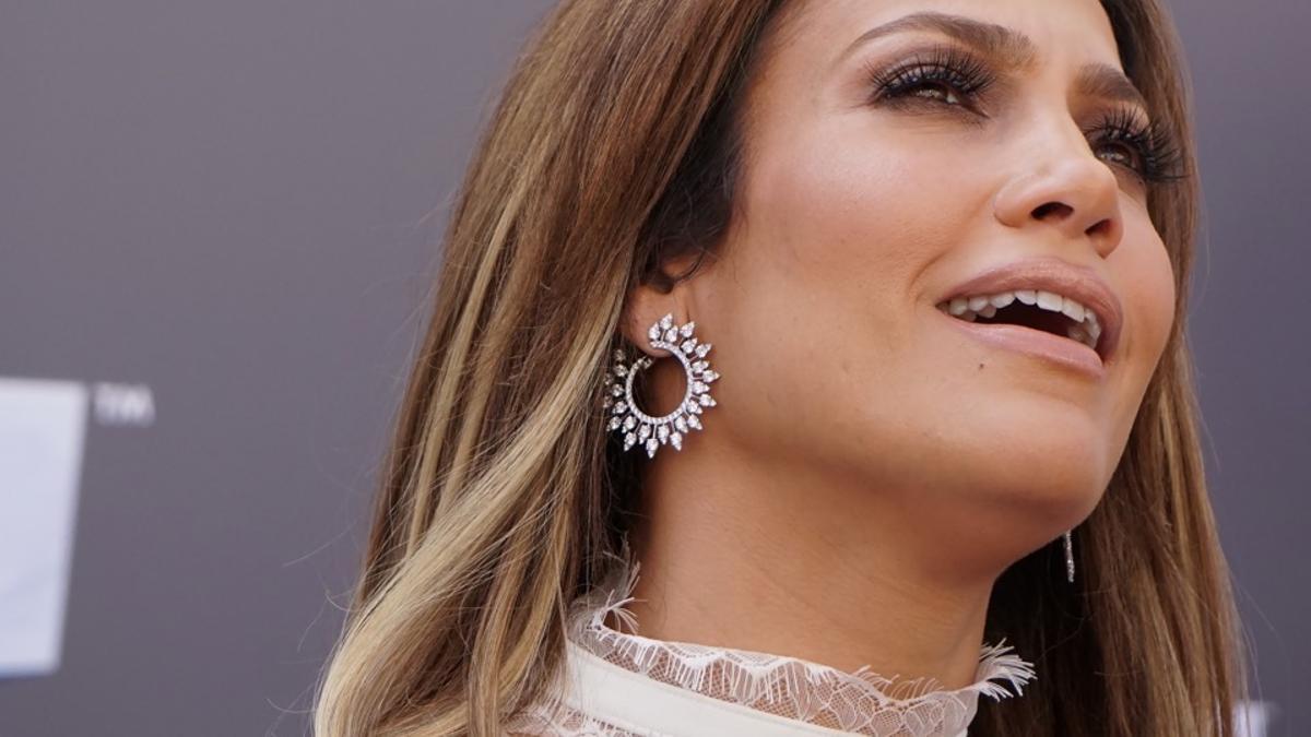 Aciertos y errores en el look de Jennifer Lopez, pendientes