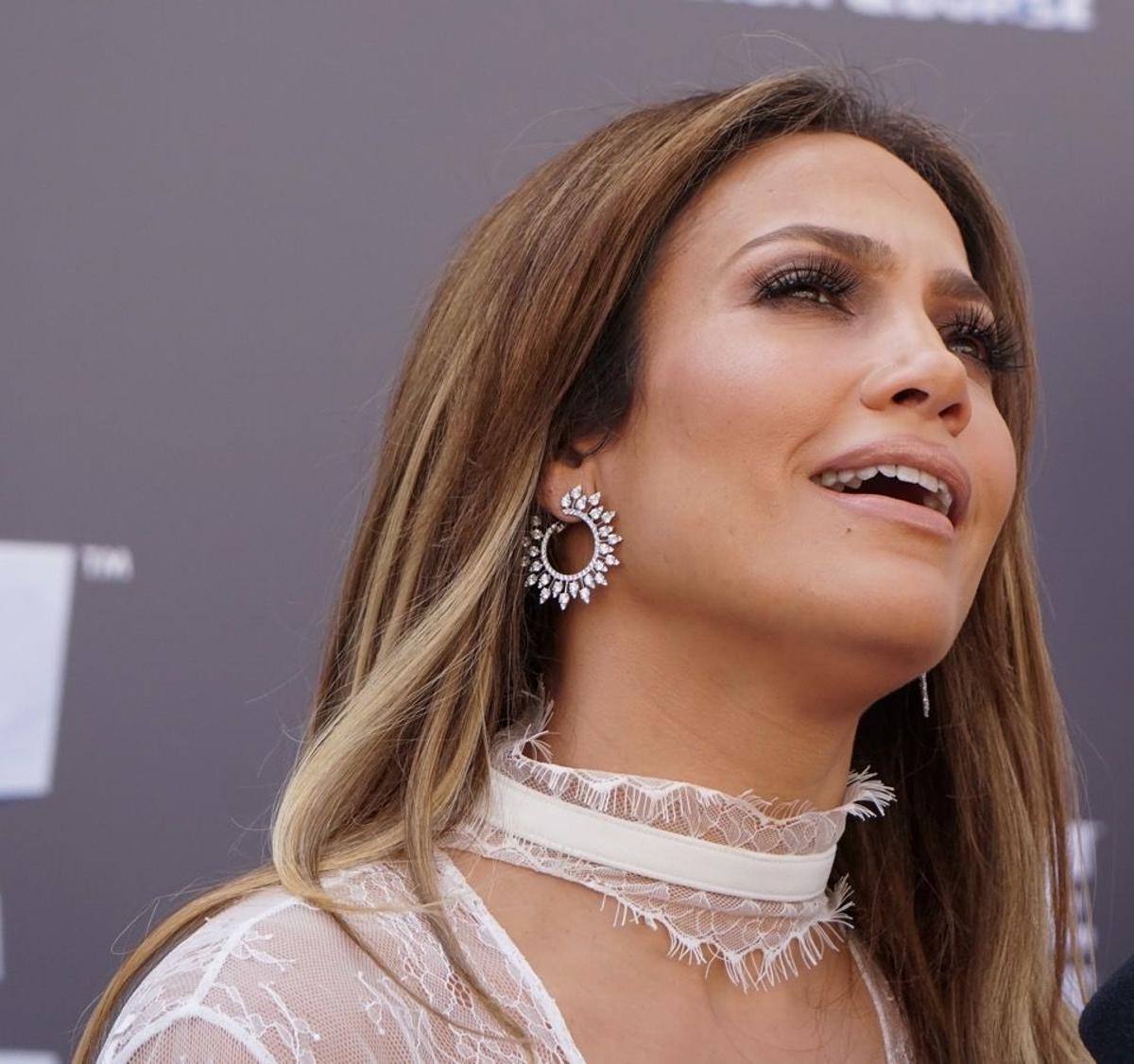 Aciertos y errores en el look de Jennifer Lopez, pendientes