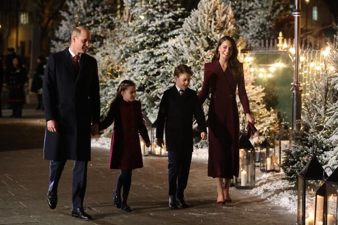 Kate Middleton acompañado del príncipe Guillermo y sus dos hijos mayores, George y Charlotte