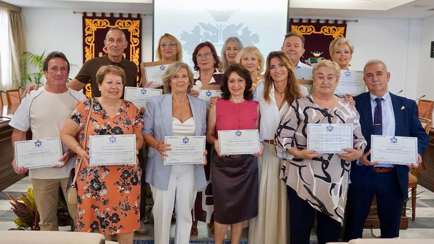 Mijas homenajea a casi una veintena de empleados municipales jubilados en el último año