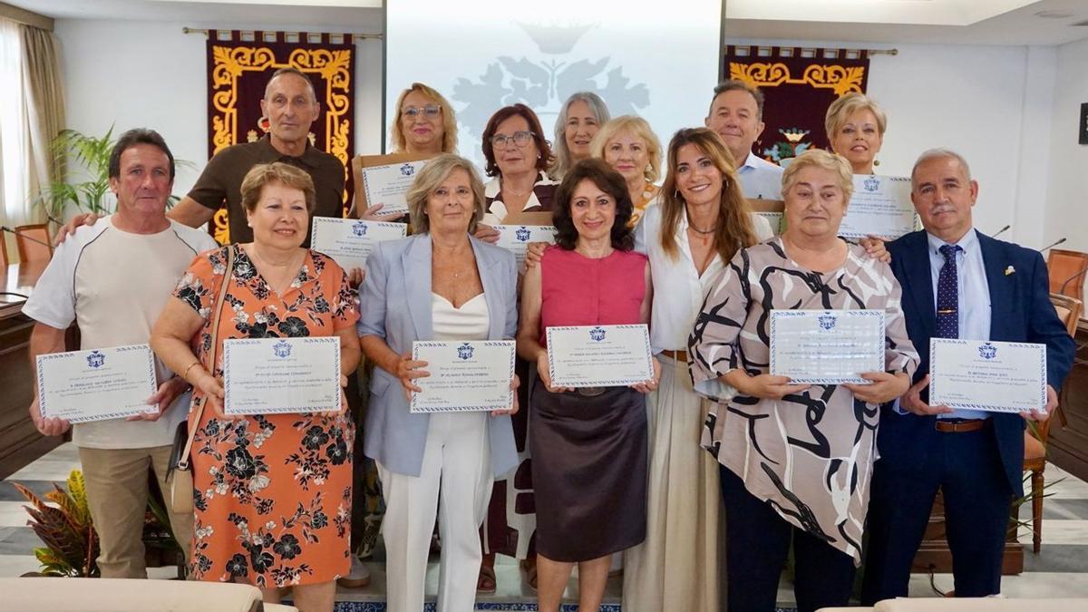 Foto de familia de los homenajeados con la alcaldesa de Mijas, Ana Mata.