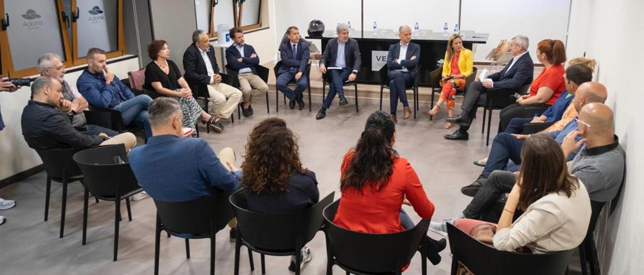 Un momento de la reunión celebrada ayer entre dirigentes nacionalistas y comerciantes de Santa Cruz.