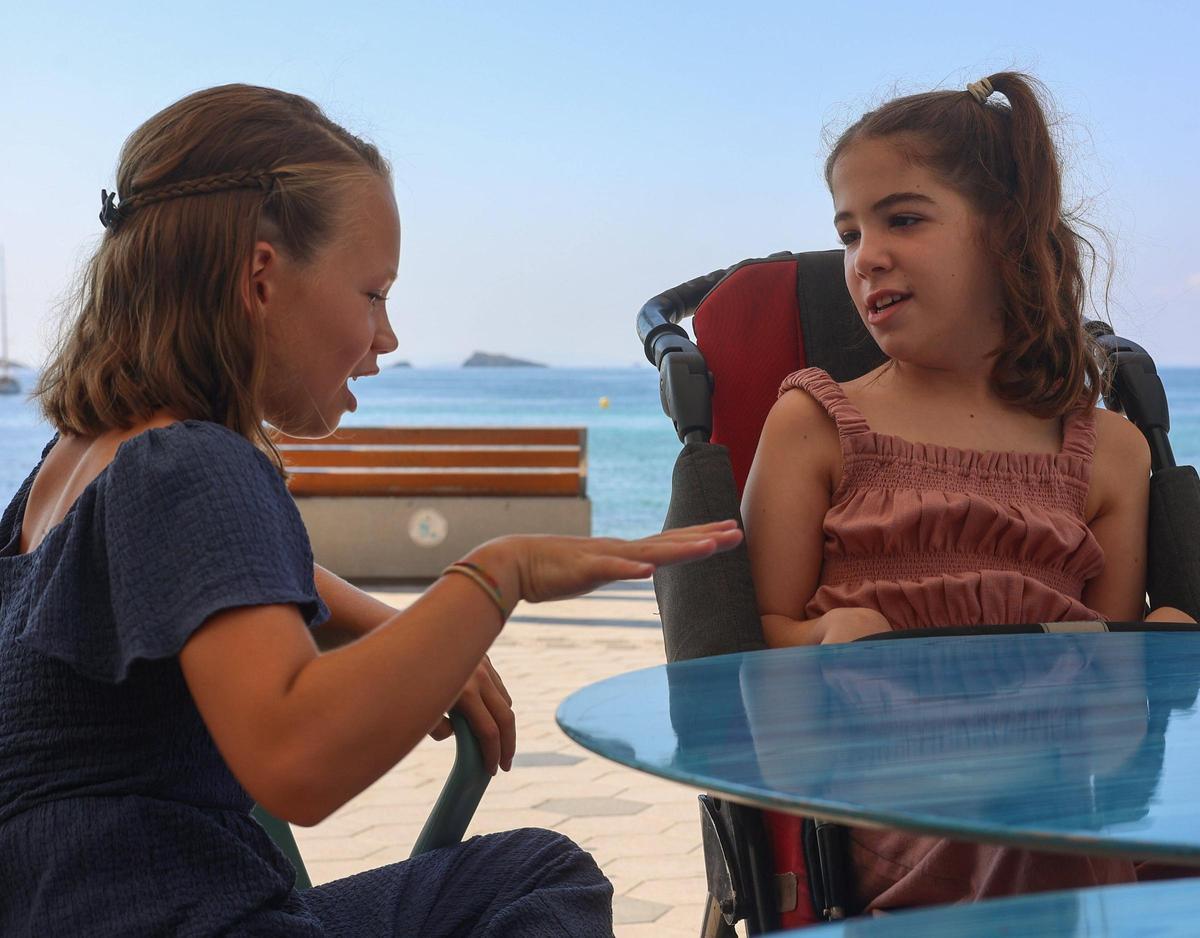 Seanna y Abril: El 'hit' de dos niñas para que residentes y turistas no ensucien la isla Seanna y Abril: El 'hit' de dos niñas para que residentes y turistas no ensucien la isla