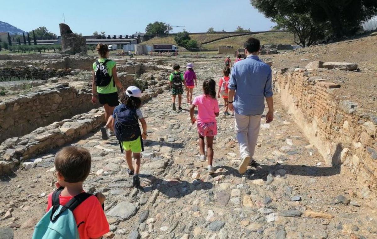 Infants rosincs descobrint el recinte medieval. | EMPORDÀ