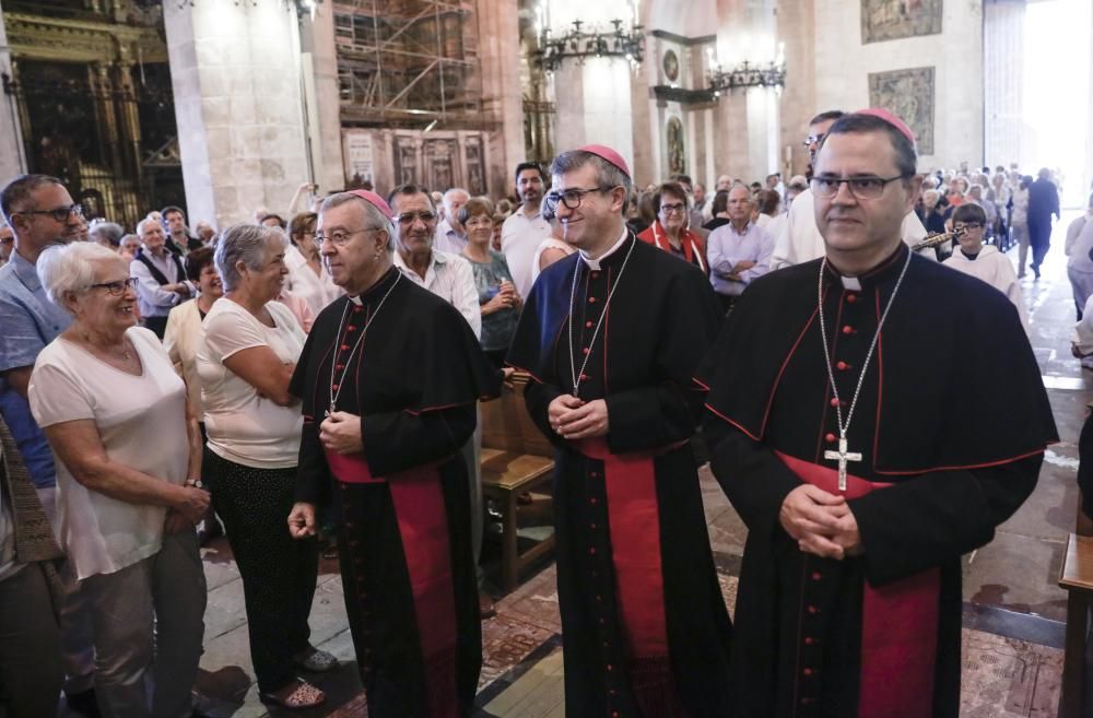 Miles de personas llenan la Seu para arropar a monseñor Vadell