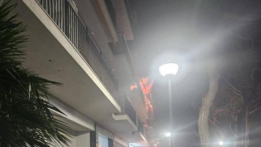 L’explosió d’una bombona de butà en un pis obliga a desallotjar un centenar de veïns i deixa dos ferits lleus a Blanes