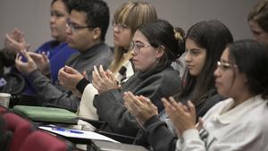 Asistentes a la mesa redonda mUÉvete, es tu Europa, en la Facultad de Derecho de la Universidad de Oviedo, a 3 de noviembre de 2023, en Oviedo, Asturias (España).