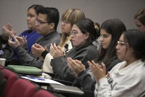 Asistentes a la mesa redonda mUÉvete, es tu Europa, en la Facultad de Derecho de la Universidad de Oviedo, a 3 de noviembre de 2023, en Oviedo, Asturias (España).