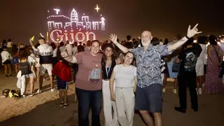 Miles de personas disfrutan del show de los drones en Gijón: "Año tras año se superan"