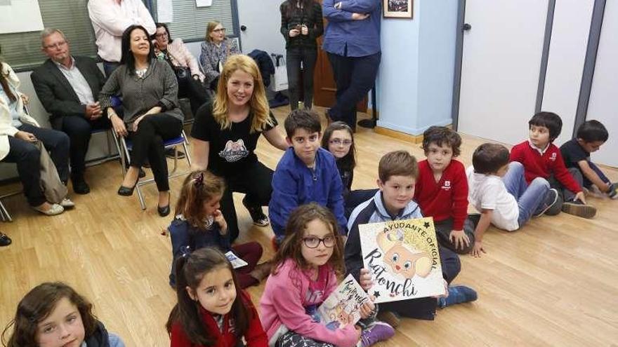 Dulce Victoria Pérez Rumoroso, ayer, con niños, en la sede del PP.