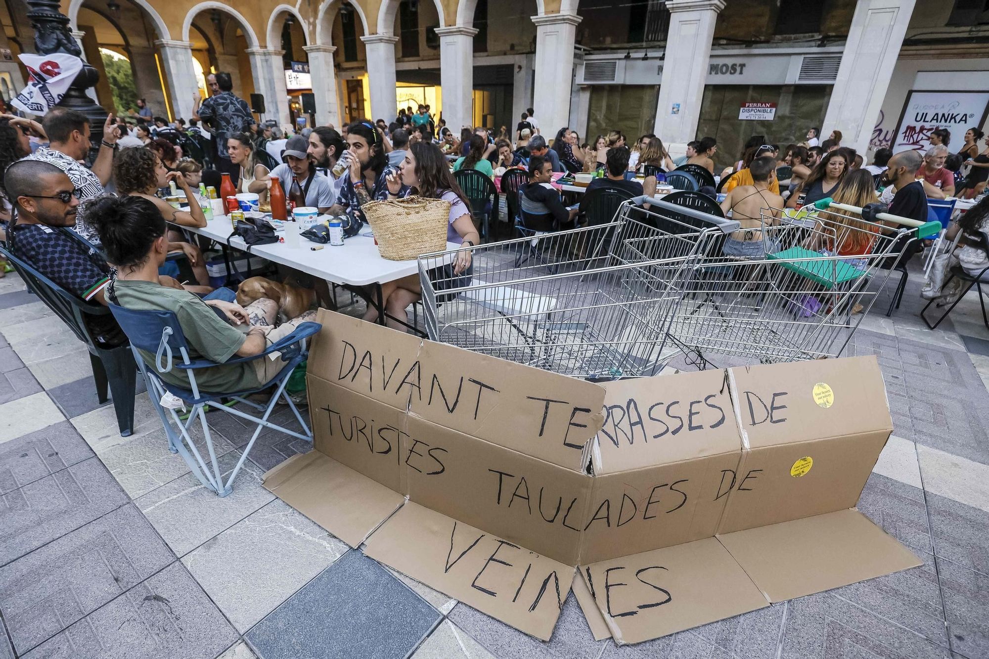 FOTOS | Cientos de residentes 'liberan' la plaza Major de Palma con una gran cena popular