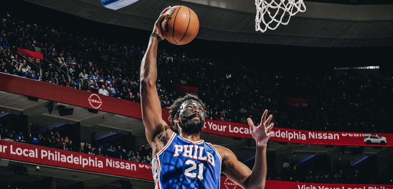 Embiid, protegido por una máscara en el partido ante los Heat.