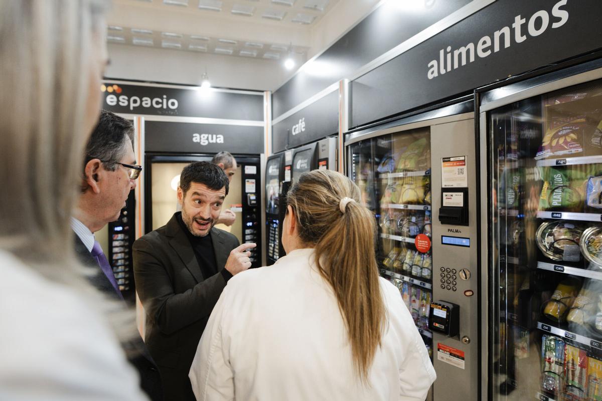 El ministro de Derechos Sociales, Consumo y Agenda 2030, Pablo Bustinduy, junto a una maquina expendedora.