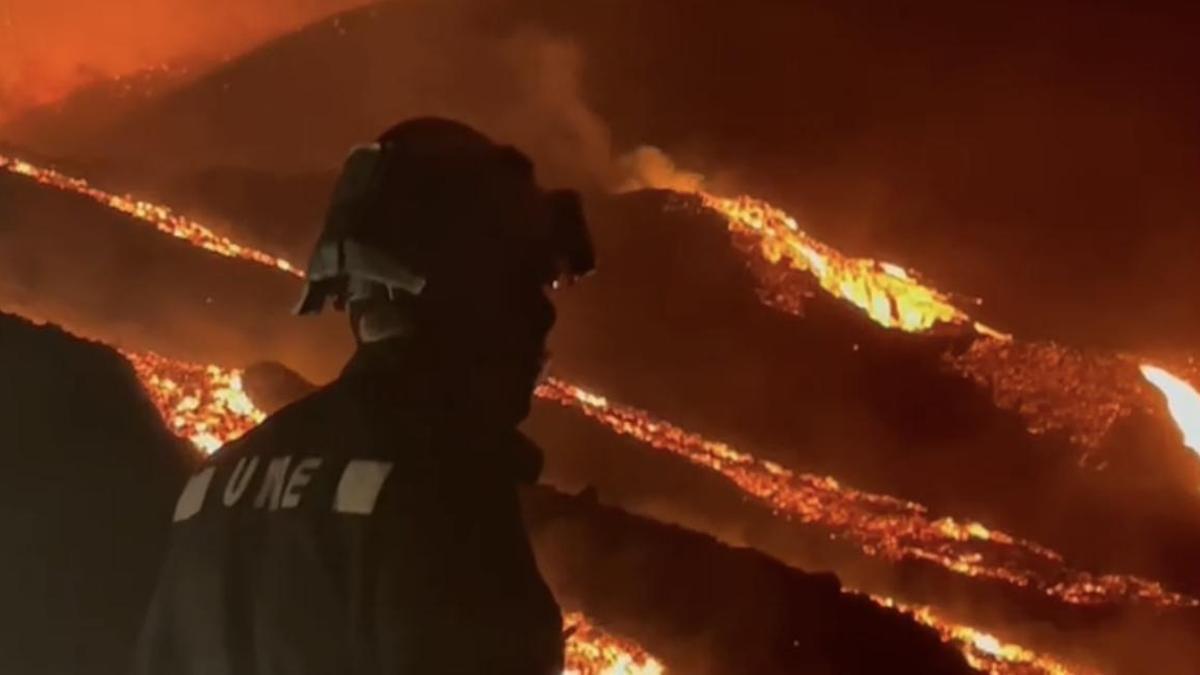 Un soldado de la UME, ante una de las coladas de lava del volcán Cumbre Vieja de La Palma, en diciembre de 2021.