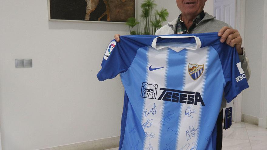 Miguel Martín Pérez, con la camiseta del Málaga CF en la sede de La Opinión.