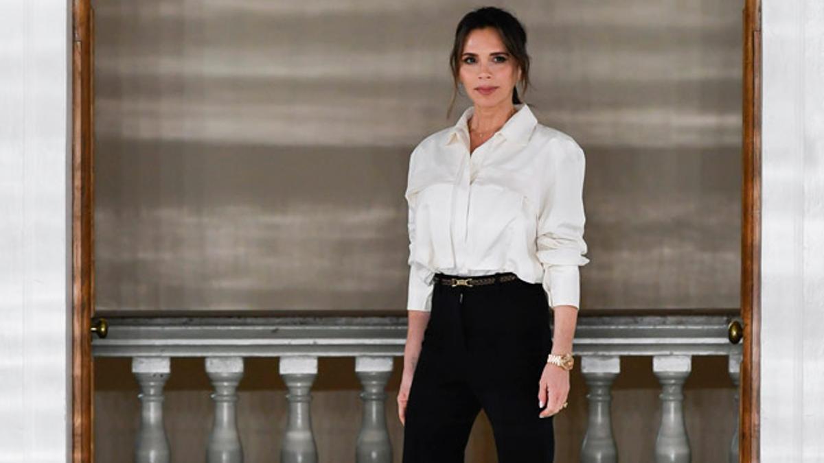 Plano medio largo Victoria Beckham desfile en Londres febrero 2020