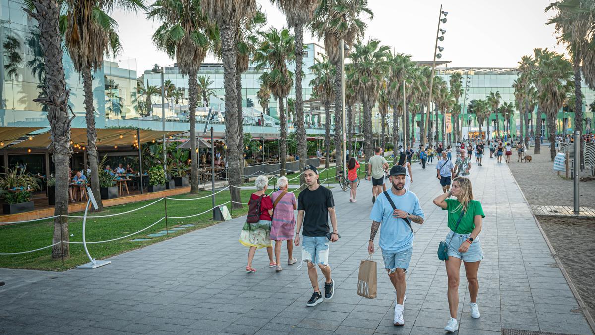 Ambiente en el paseo del Mare Nostrum, al pie del Hotel W.