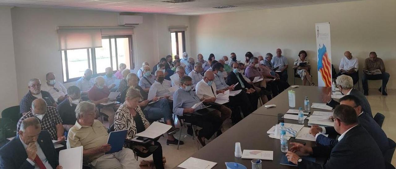 Un momento de la asamblea celebrada en Aspe, el municipio con más problemas de abastecimiento de agua de la provincia
