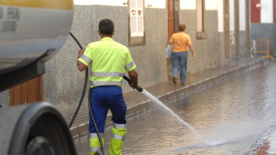 Los operarios de limpieza, la mañana siguiente del fin de año de verano. | lp/dlp