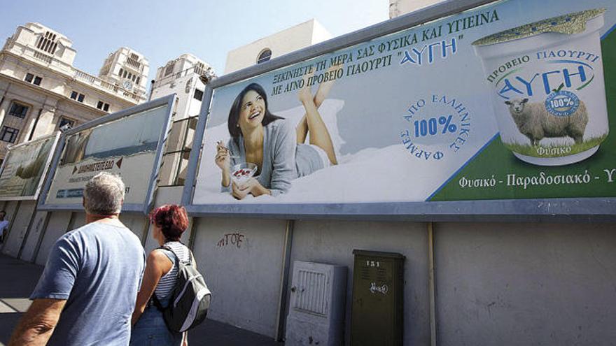 Cartelería publicitaria con rótulos en griego en las calles de Santa Cruz de Tenerife.