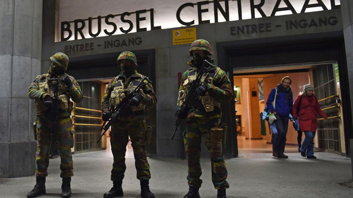 Soldados enmascarados frente a la estación central de Bruselas, este domingo.