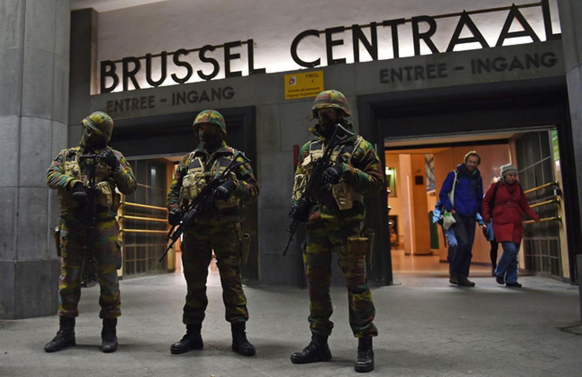 Soldados enmascarados frente a la estación central de Bruselas en una operación contra el yihadismo.