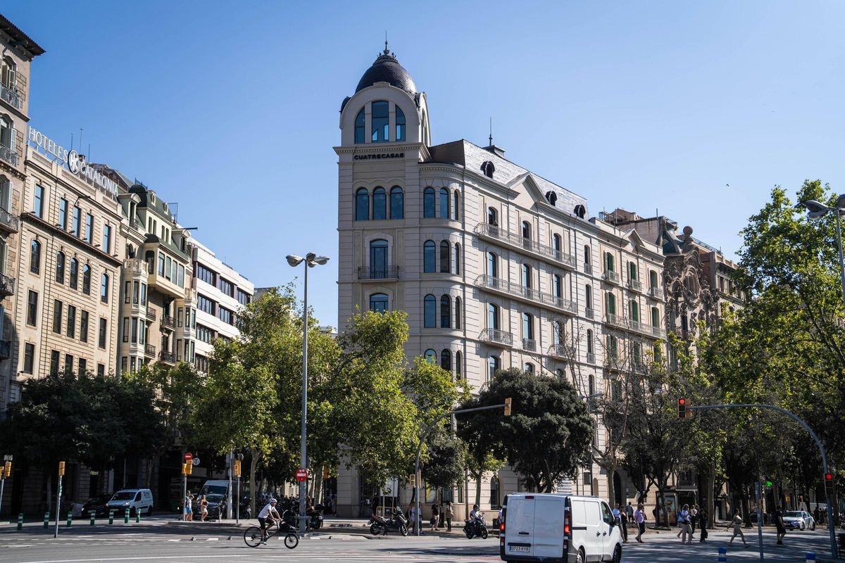 Edificio en la confluencia entre Diagonal, Còrsega y Jardinets de Gràcia de Barcelona, enfrente de Casa Seat