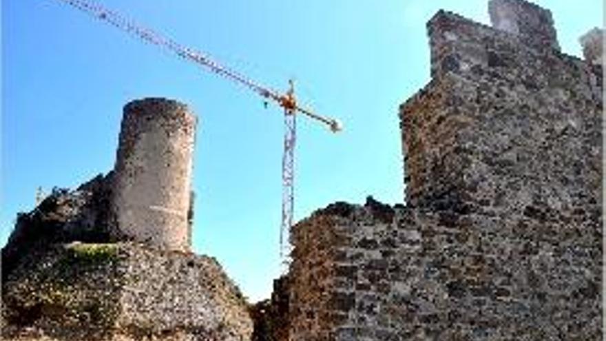 A l&#039;esquerra, la torre i el nou mur sud restaurat. A la dreta, els treballs de reconstrucció dels merlets del mur est del castell de Montsoriu.