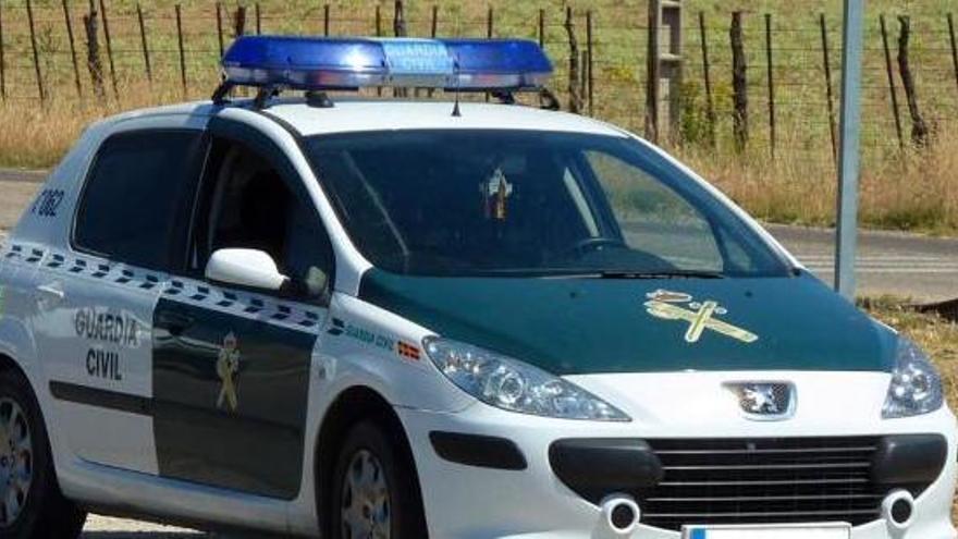 Una mujer salta de un coche en marcha para evitar que la violasen.