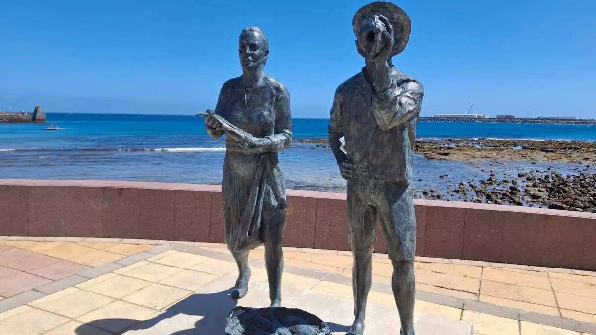 'Pescao fresco', del artista local Paco Suárez, luce ya en la avenida y playa de Arinaga