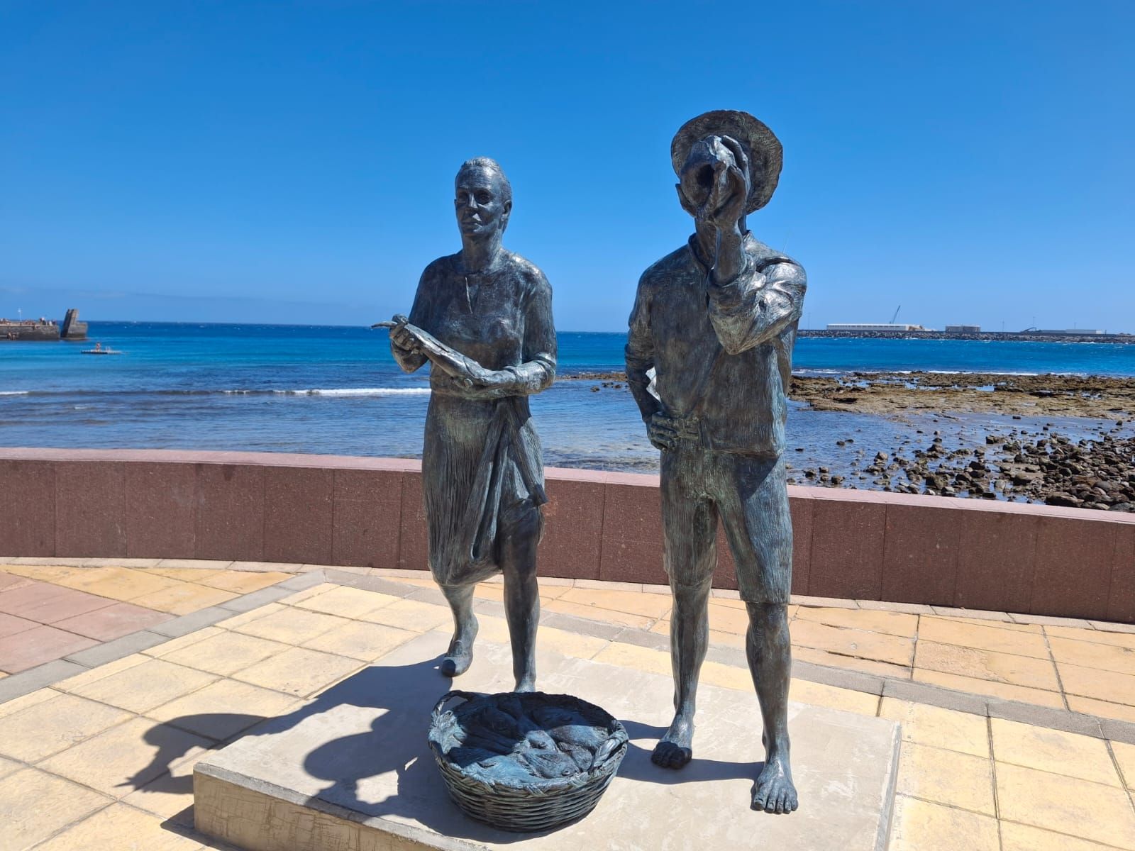 Escultura 'Pescao fresco', del artista local Paco Suárez