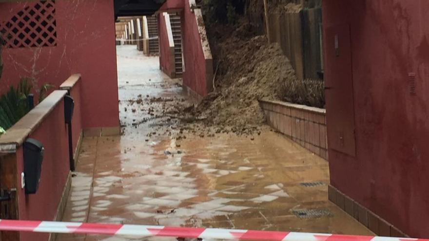 Un argayo obliga a desalojar a dos familias en Ribadesella