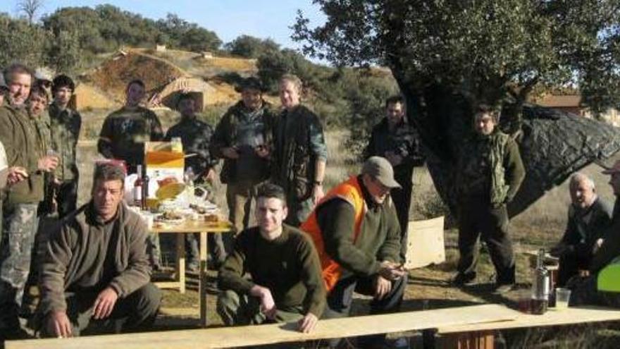 Un grupo de cazadores en las bodegas de Calzada de Tera.