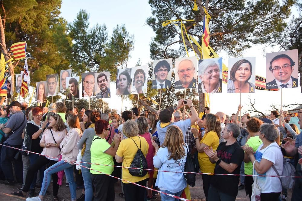 Una multitud omple Lledoners com mai en la vigília de 1-O