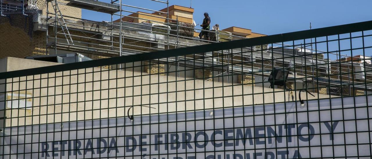 Trabajos de retirada del fibrocemento en un colegio de Alicante