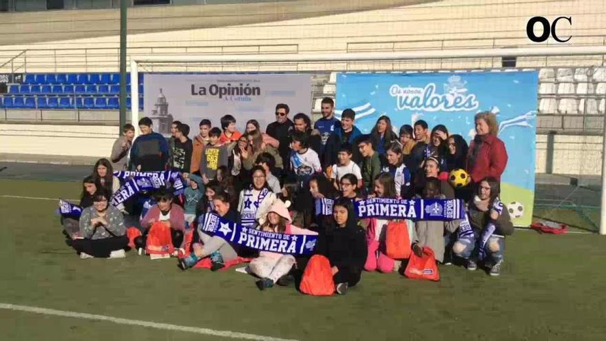 Alumnos del CEIP Raquel Camacho conocen a los jugadores del Dépor