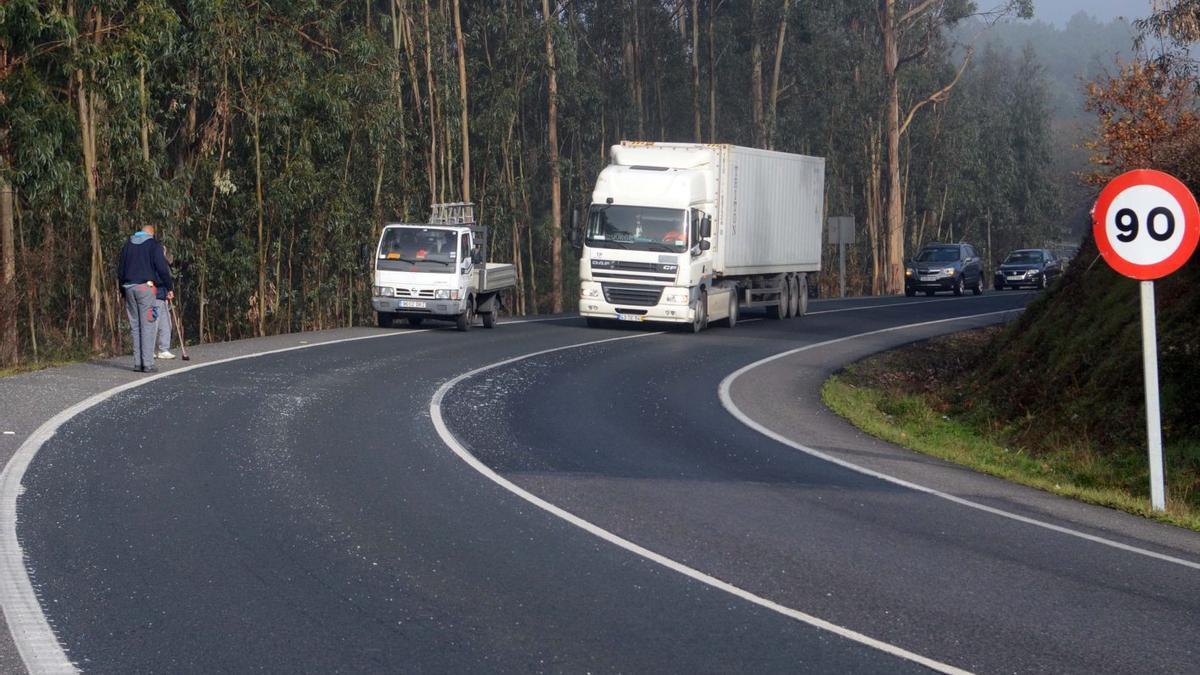 Un tramo de la carretera PO-548.