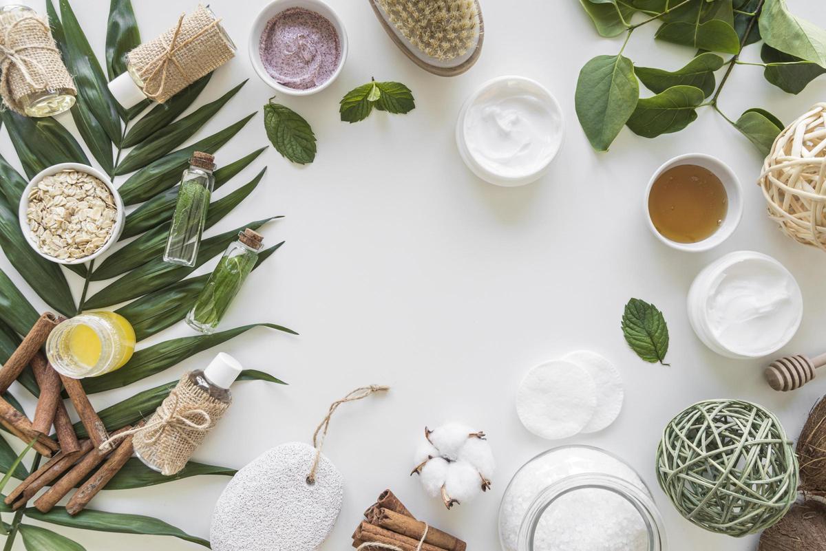 Ein Bewusstsein für Nachhaltigkeit und der Wunsch, fragwürdige Inhaltsstoffe in konventioneller Kosmetik zu vermeiden, lässt viele Verbraucher zu Naturkosmetik greifen (Symbolbild).