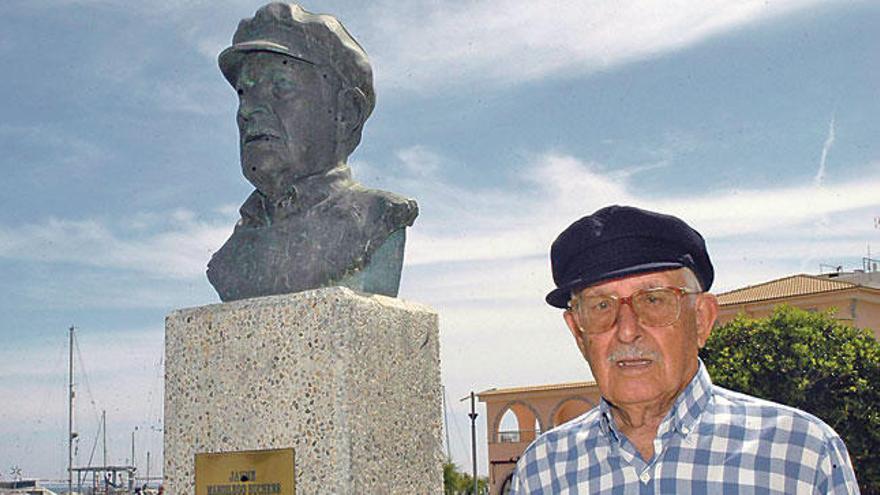 L´amo en Jaume Mandilego, junto a su busto.