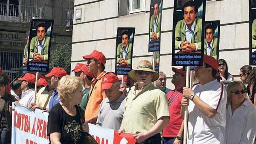 Una pasada manifestación de trabajadores de Rairiz, con la foto del alcalde al fondo.