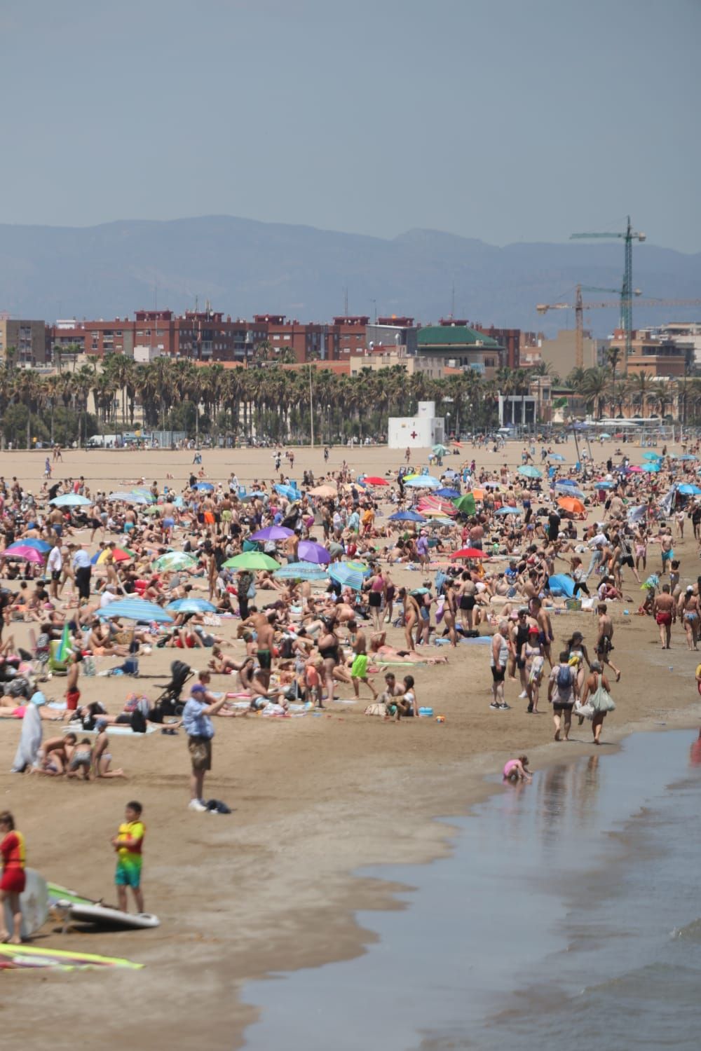 La playa de la Malvarrosa, abarrotada a finales de mayo