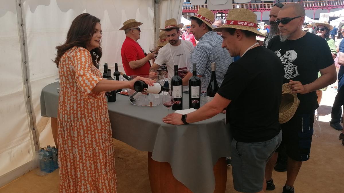 Aficionados degustan los vinos de una de las bodegas participantes en la Feria
