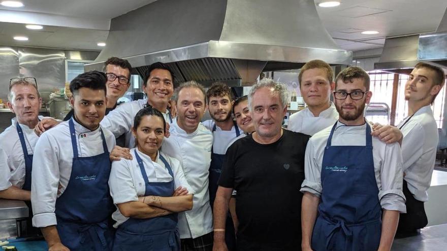 Ferran Adriá visita un conocido restaurante de Daimús