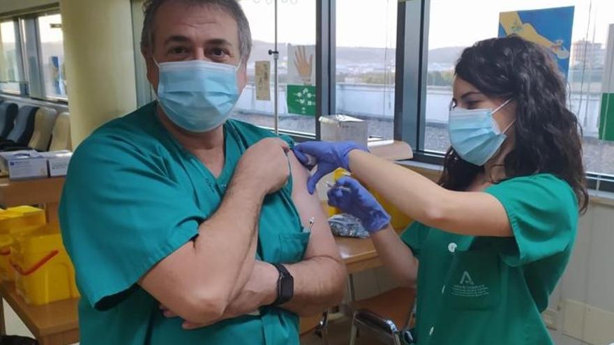 Un profesional del hospital Reina Sofía ha recibido la vacuna de la gripe, junto a otros muchos compañeros.