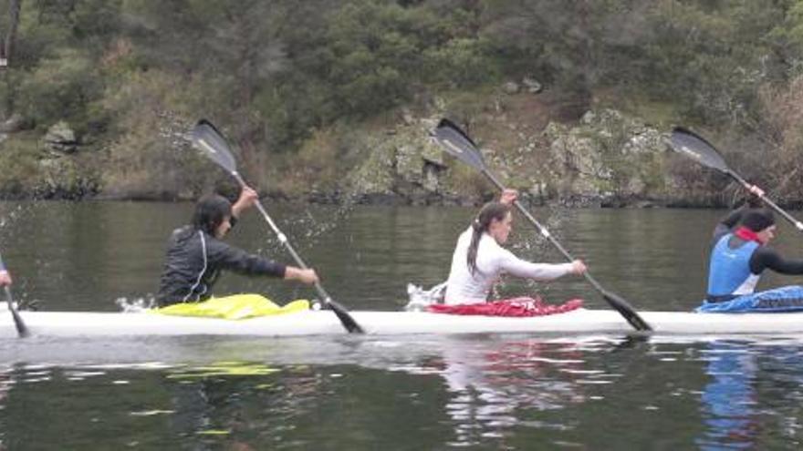 Laura Pedruelo, en el primer puesto, y Eva Barrios en el último del K4 de la selección femenina española.