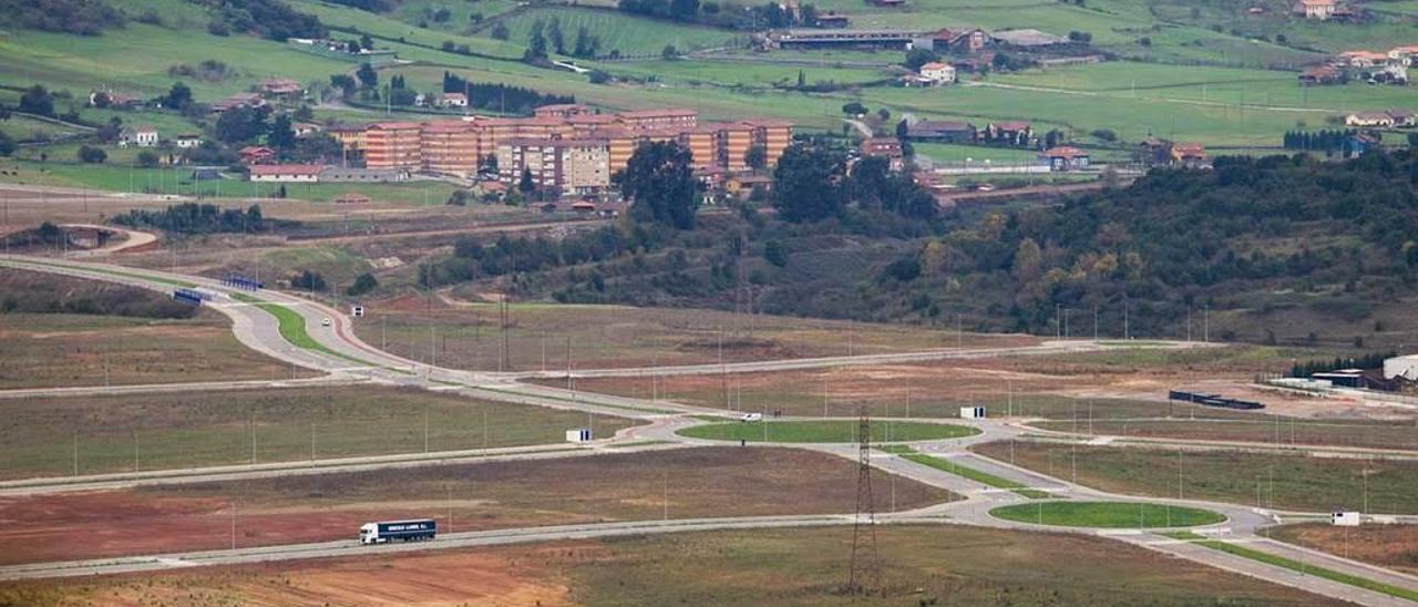 En la franja central de la imagen, terrenos de la Zalia, con un camión articulado circulando por sus viales.