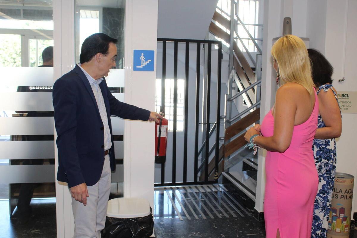 FOTOGALERÍA | La consejera Elena Manzano visita el edifico de Servicios Fiscales de Badajoz tras las obras de accesibilidad FOTOGALERÍA | La consejera Elena Manzano visita el edifico de Servicios Fiscales de Badajoz tras las obras de accesibilidad