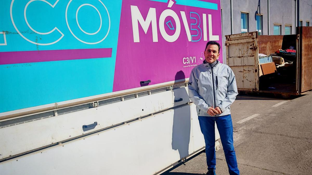 El alcalde frente al ecoparque móvil.